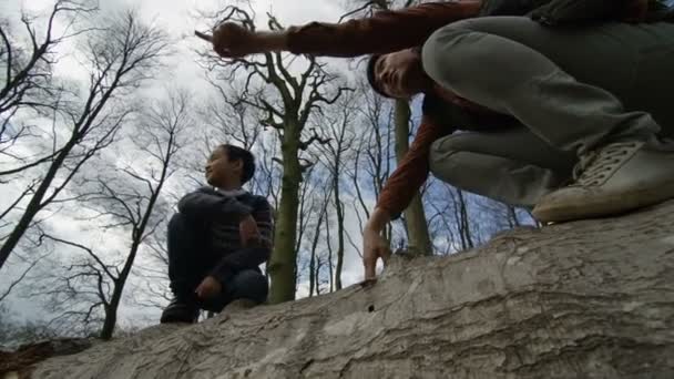 Gelukkig Jonge Aziatische Vader Zoon Spelen Het Bos Een Zonnige — Stockvideo