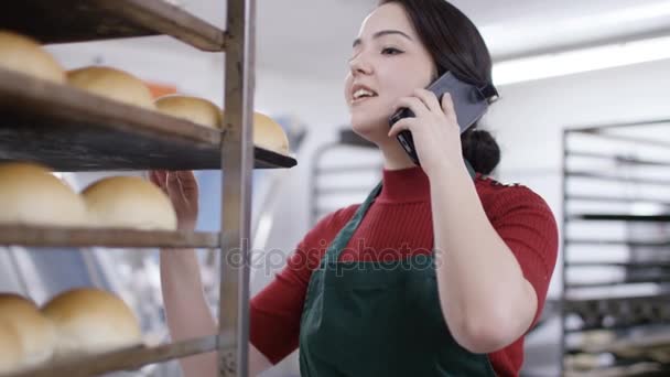 Trabalhador Cozinha Padaria Falando Telefone Como Ela Verifica Bandejas Pão — Vídeo de Stock