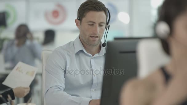 友好的客服接线员在繁忙的呼叫中心与客户交谈 — 图库视频影像