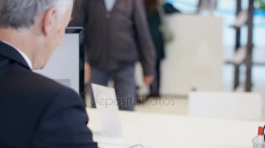 4 k Modern şehir banka, Danışmanı yardımcı müşteri ve kağıdındaki Başlarken imzası