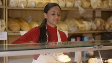 4 k portre mutlu çift işletme sahipleri ekmek dükkanda tezgahın arkasındaki