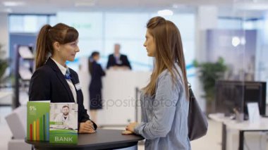 4k modern banka mali müşavir ile karşılamak için bekleyen müşteri