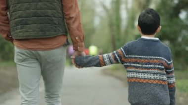 4 k mutlu baba ve oğul açık havada, kırsal kesimde yürüyüş elele