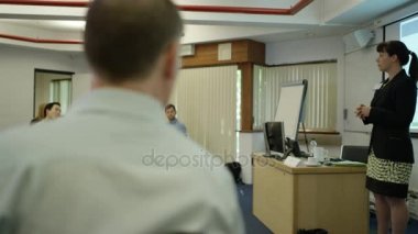 4 k gerçek iş grubu için iş seminerinde hoparlör dinleme