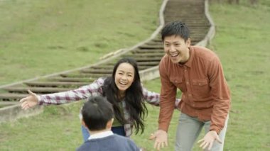 4k portre mutlu genç Asyalı aile açık havada kırsal kesimde vakit