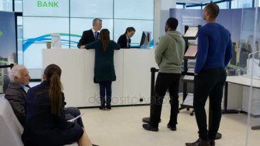 bir sürü para nakit hava atma için içeri 4 k banka müşteri