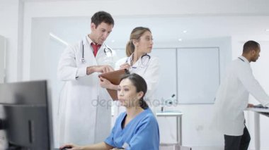 bilgisayar seyir ve bir toplantı mı modern hastanede 4 k tıbbi ekip
