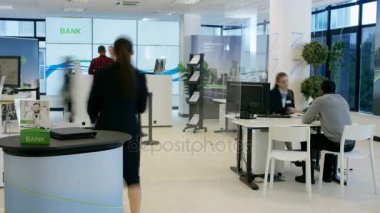 4 k zaman atlamalı meşgul modern banka dostu personel yardımcı müşteriler