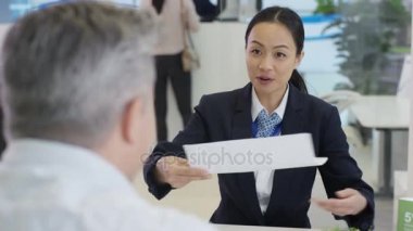 4 k Modern şehir banka, kadın yardımcı müşteri ve kağıdındaki Başlarken imzası