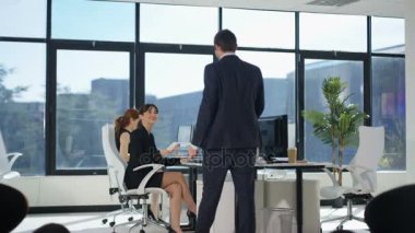 4 k işadamı ve modern ofisinde konuşmak işkadını