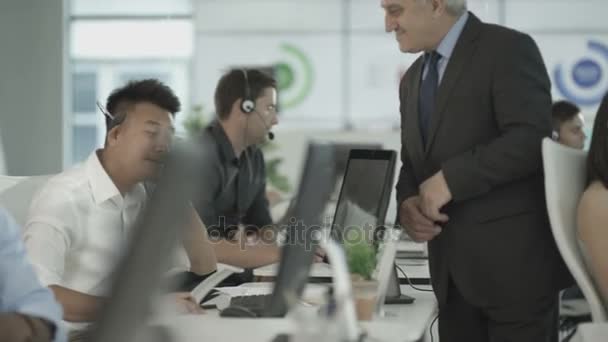 Kundenservice Ops Die Anrufe Belebten Call Center Mit Manager Aufsicht — Stockvideo