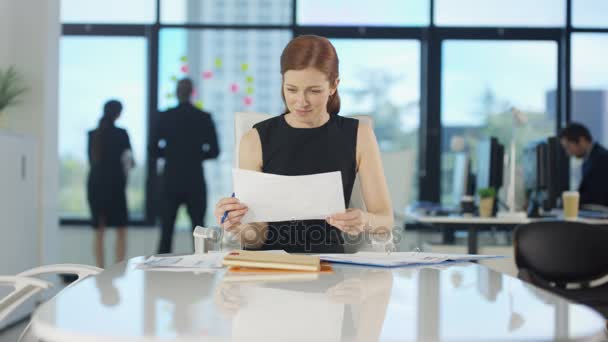 Retrato Una Mujer Negocios Sonriente Trabajando Oficina Con Colegas Fondo — Vídeos de Stock