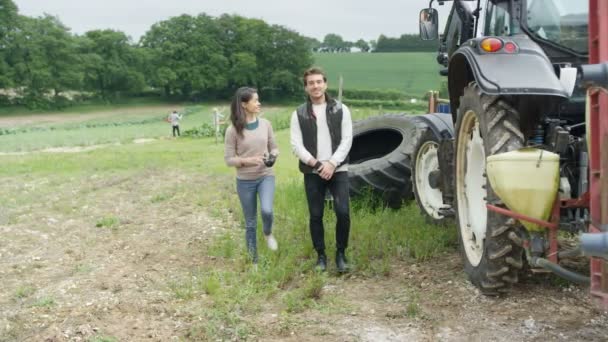 Reporters Nouvelles Faisant Pièce Direct Caméra Extérieur Sur Une Ferme — Video