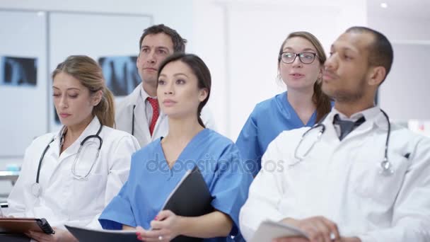 Ιατρικό Προσωπικό Ακούγοντας Διάλεξη Και Ερωτήσεις Στο Ιατρικό Συνέδριο — Αρχείο Βίντεο