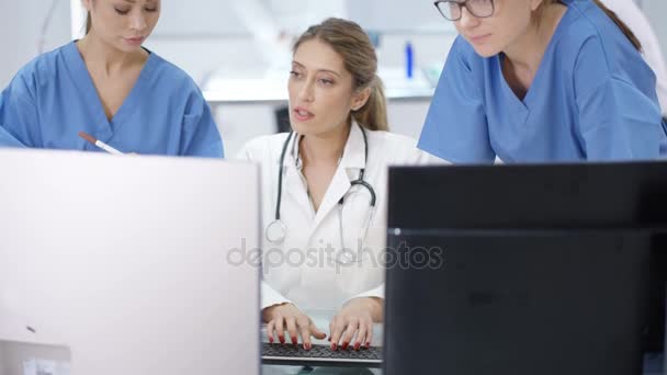 Equipo Médico Femenino Hospital Moderno Mirando Computadoras Teniendo Una Reunión — Vídeos de Stock