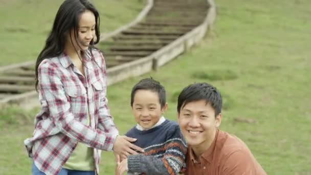 Stående Lycklig Ung Asiatisk Familj Spendera Tid Utomhus Landsbygden — Stockvideo