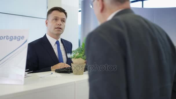 Lavoratore Bancario Banco Servizio Che Lavora Sul Computer Assiste Cliente — Video Stock