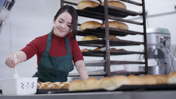 Счастливый Молодой Работник Пекарне Кухня Чистки Глазури Булочки — стоковое видео