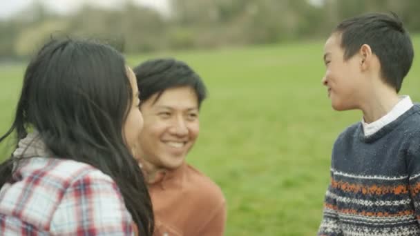 Счастливая Молодая Азиатская Семья Проводящая Пикник Городом — стоковое видео