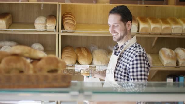 カウンターでパン屋さんの肖像画笑顔労働者 — ストック動画