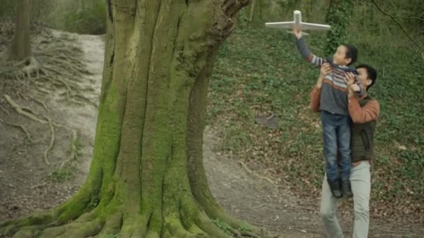 Glücklicher Vater Und Sohn Spielen Wald Kleiner Junge Mit Modellflugzeug — Stockvideo