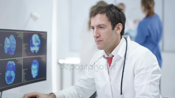 Retrato Del Médico Sonriente Clínica Moderna Mirando Los Escaneos Pacientes — Vídeo de stock