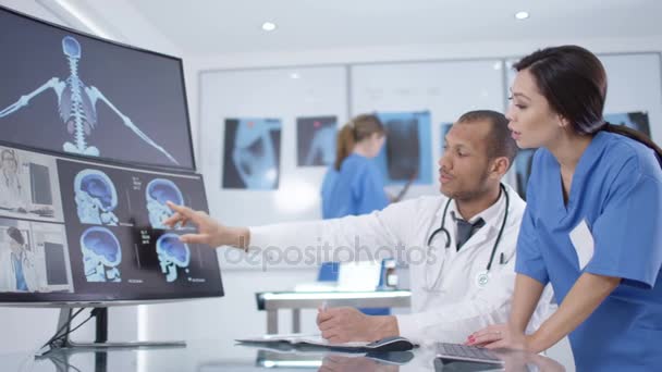 Equipo Investigación Médica Una Reunión Buscando Escaneos Pacientes Través Enlace — Vídeo de stock