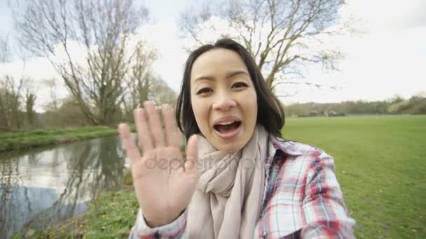 Mujer Joven Feliz Haciendo Videollamada Mientras Pasa Tiempo Libre Aire — Vídeo de stock