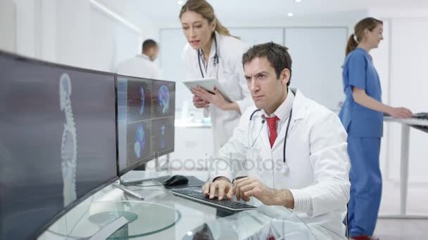 Lékařský Tým Moderní Klinice Počítačových Obrazovkách Při Pohledu Skenů Pacientů — Stock video