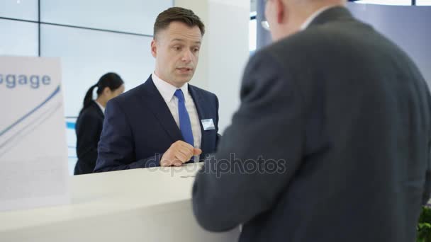 Funcionário Bancário Balcão Serviço Que Recebe Depósito Dinheiro Cliente — Vídeo de Stock