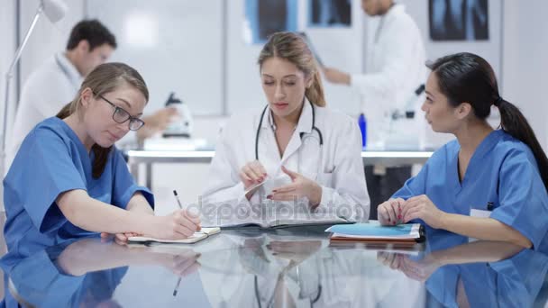 Equipo Médico Femenino Una Reunión Con Colegas Masculinos Que Trabajan — Vídeo de stock