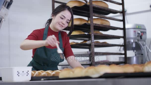 Счастливый Молодой Работник Пекарне Кухня Чистки Глазури Булочки — стоковое видео