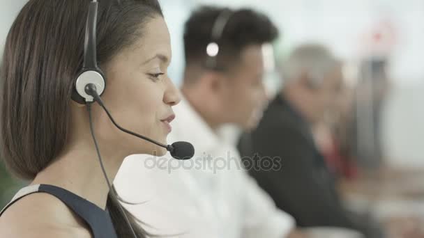 Vänliga Blandad Etnicitet Telefonförsäljning Team Samtal Upptagen Callcenter — Stockvideo