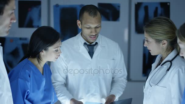 Equipo Médico Una Reunión Mirando Las Radiografías Los Pacientes Una — Vídeos de Stock