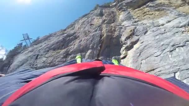 男人从岩石上跳下 免版税图库视频片段