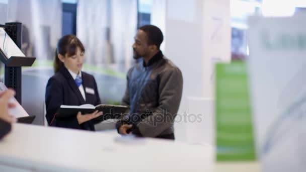 Trabajador Del Banco Mostrador Servicio Que Toma Depósito Efectivo Cliente — Vídeos de Stock