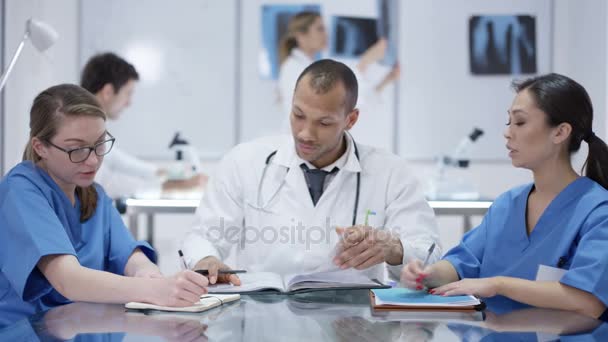 Team Medico Incontro Con Colleghi Che Lavorano Background — Video Stock