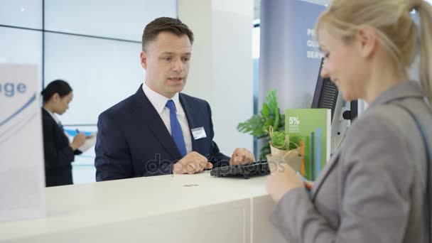 Pracownik Banku Usługi Turystycznej Biorąc Depozyt Gotówki Klienta — Wideo stockowe