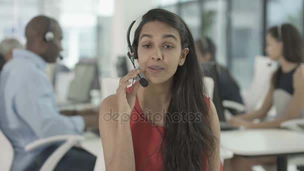 Penasihat Layanan Pelanggan Yang Ramah Berbicara Dengan Pelanggan Melalui Panggilan — Stok Video
