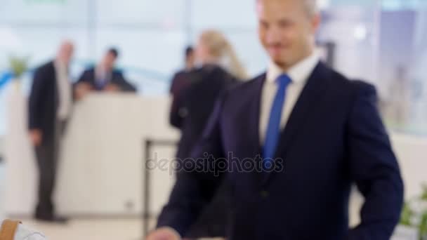 Cliente Con Pantalla Banca Por Internet Teléfono Hablando Con Asesor — Vídeo de stock