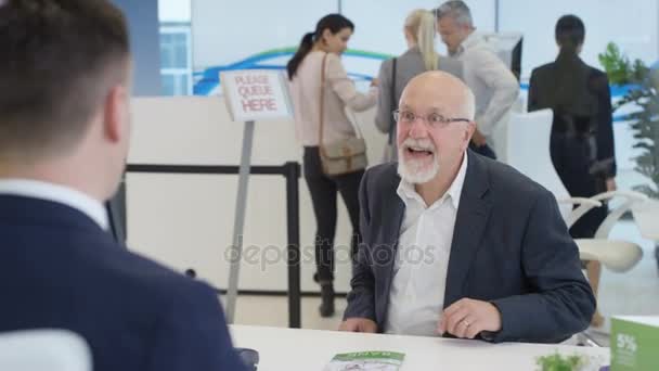 Modern City Bank Man Assisting Pelanggan Dan Mendapatkan Tanda Tangan — Stok Video