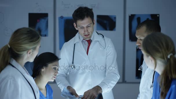 Equipo Médico Una Reunión Mirando Las Radiografías Los Pacientes Una — Vídeos de Stock