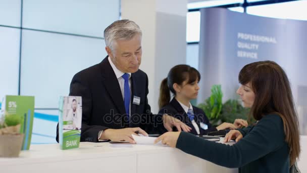 Amistoso Trabajador Bancario Mostrador Servicio Que Ayuda Los Clientes Con — Vídeos de Stock