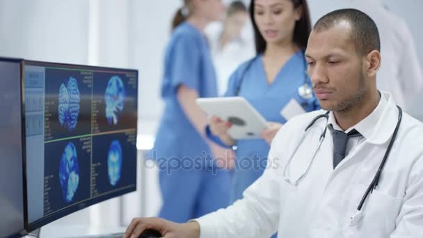 Zespołu Medycznego Nowoczesnej Kliniki Patrząc Pacjenta Skanowania Ekranie Komputera — Wideo stockowe
