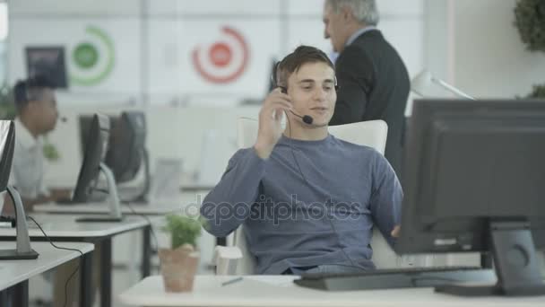 Customer Service Ops Taking Calls Busy Call Center Manager Overseeing — Stock Video