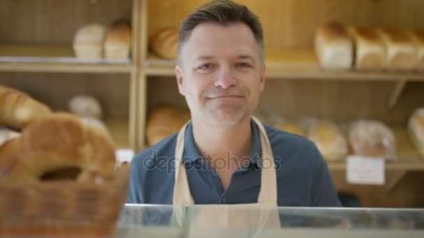 友好的工人在面包店为顾客在柜台服务 — 图库视频影像