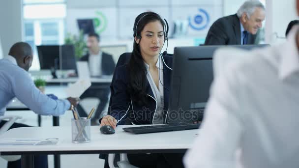 Friendly Customer Service Operator Talking Customer Busy Call Centre — Stock Video