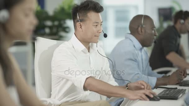 Blandad Etnicitet Customer Service Team Samtal Upptagen Callcenter — Stockvideo