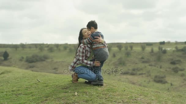 Feliz Joven Madre Hijo Pasar Tiempo Libre Aire Libre Campo — Vídeo de stock