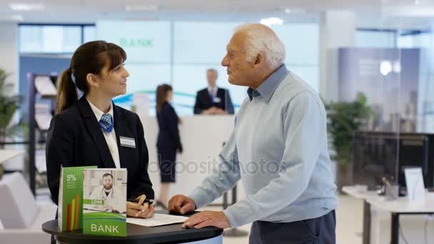 Senior Kunde Wartet Auf Treffen Mit Finanzberater Moderner Bank — Stockvideo